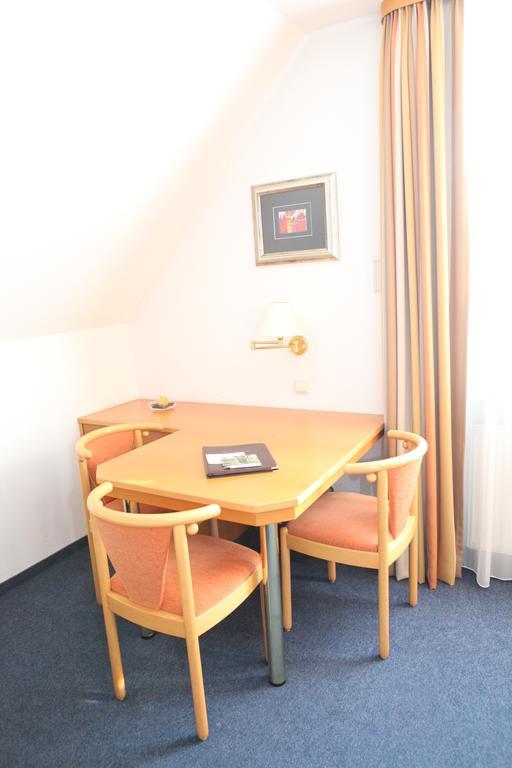 Hotel Am Ostpark Neubiberg Ruang foto