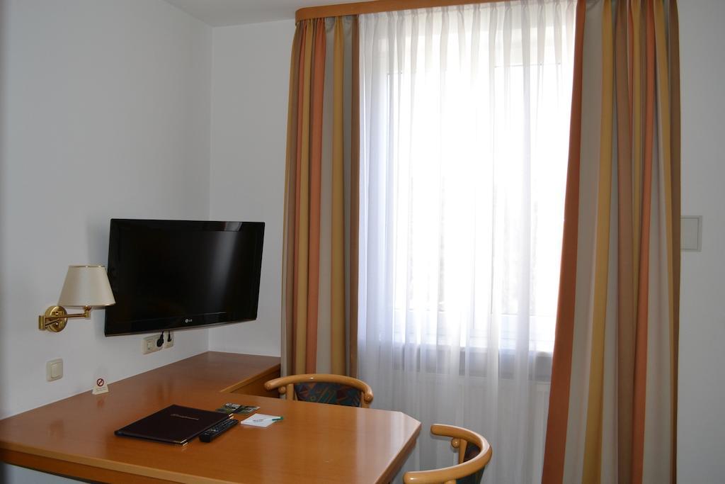 Hotel Am Ostpark Neubiberg Bagian luar foto