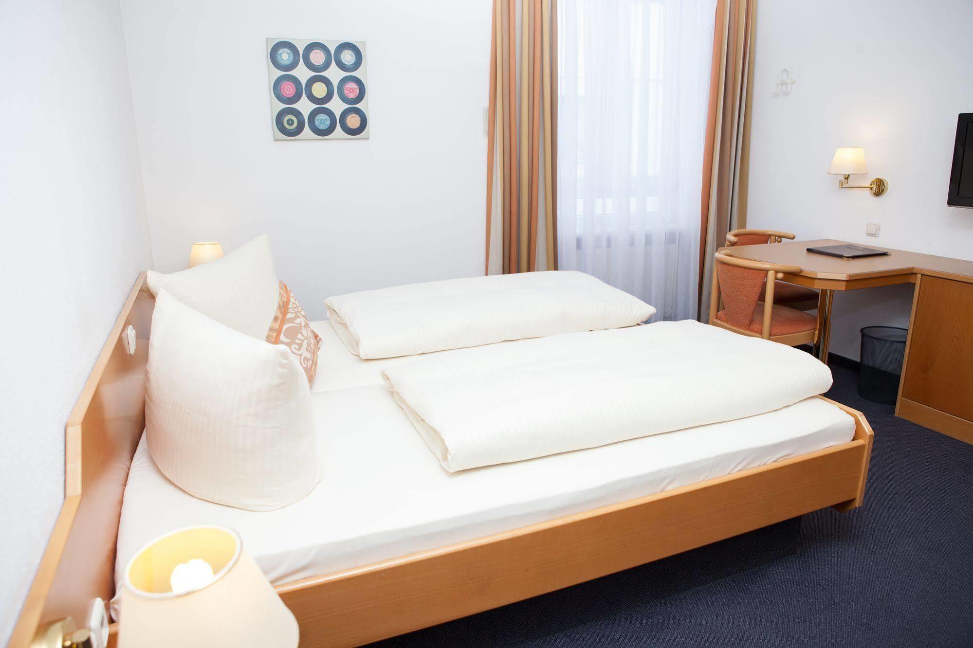 Hotel Am Ostpark Neubiberg Bagian luar foto