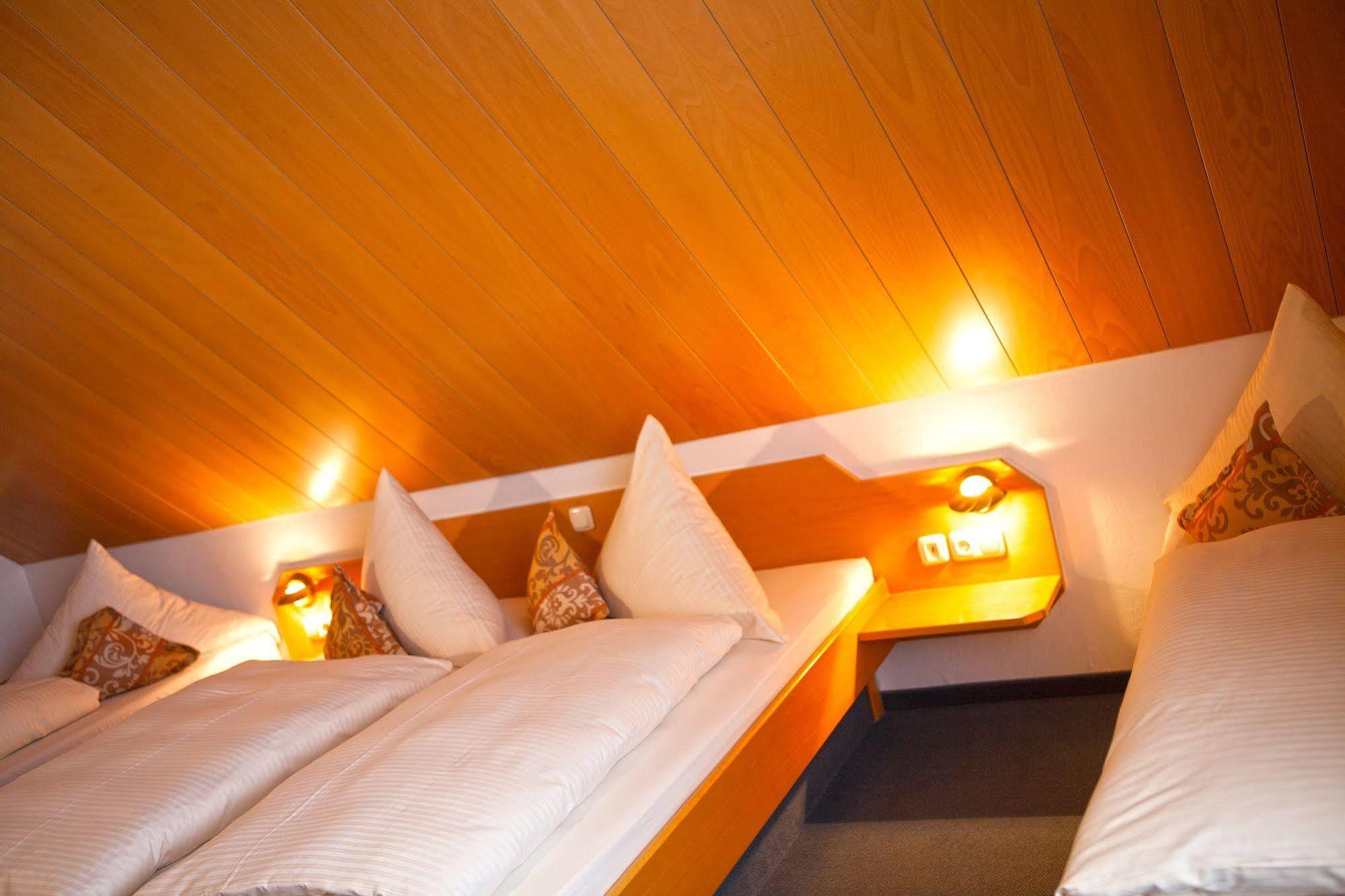 Hotel Am Ostpark Neubiberg Bagian luar foto