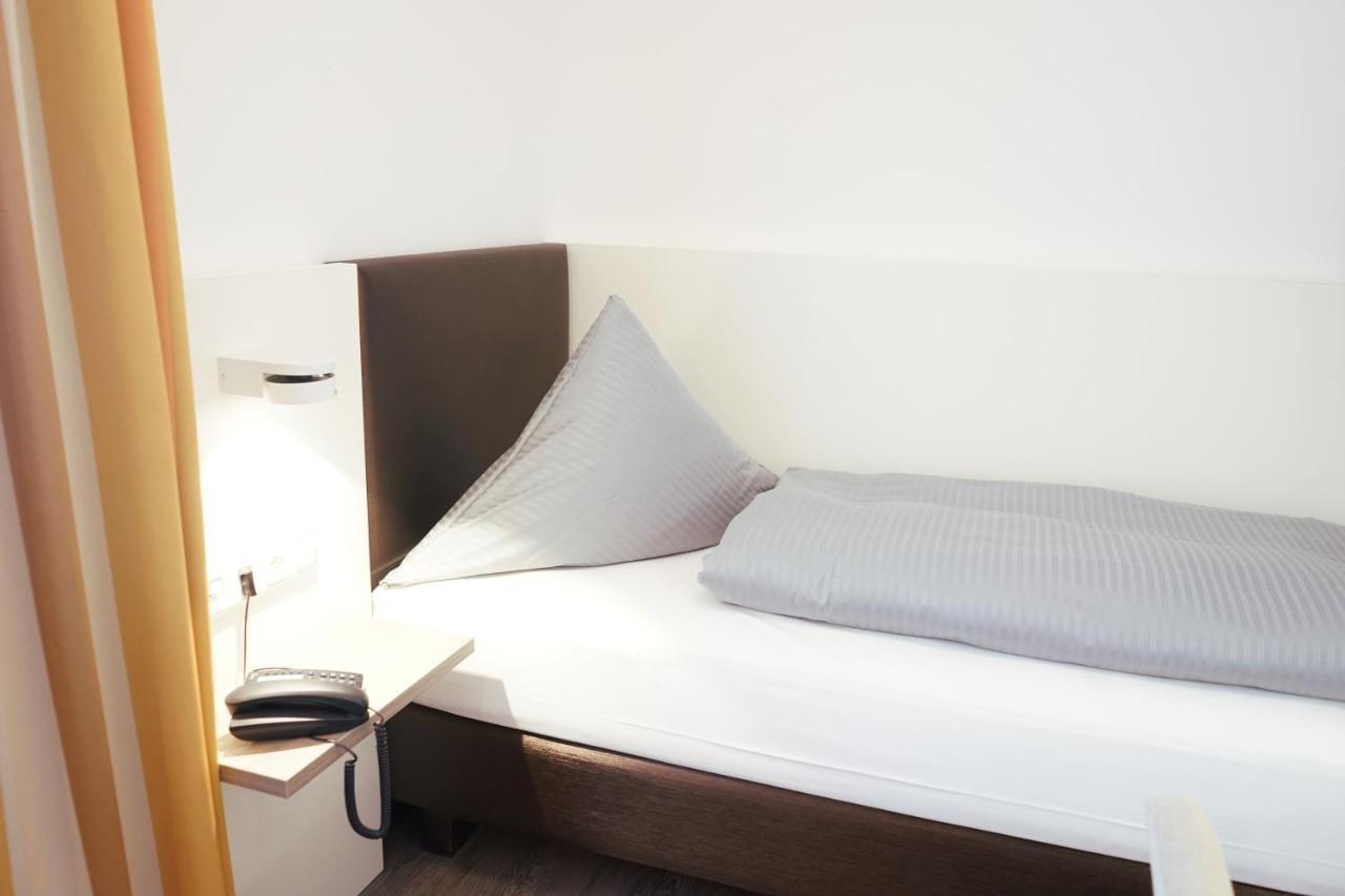 Hotel Am Ostpark Neubiberg Bagian luar foto